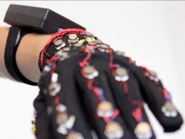 Интерактивная перчатка «The Mobile Lorm Glove»