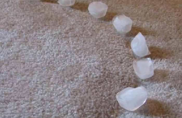 Кубики льда выровняют поверхность ковра.