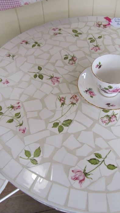 Мозаика из популярного типа тарелок с розами.