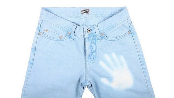 Креативные джинсы от Naked and Famous, которые меняют свой цвет