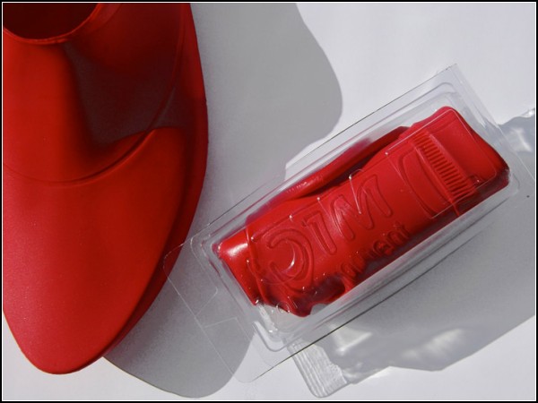 Яркие резиновые тапочки OneMoment: помадно-красный