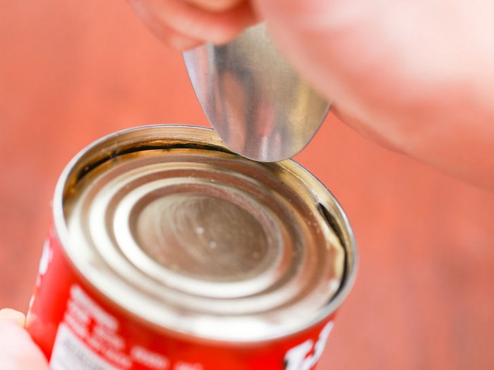 4 способа, как открыть консервы без открывалки