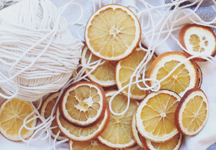 Как сделать гирлянду из апельсиновых долек и наполнить квартиру ароматом праздника 