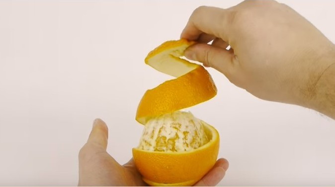 Как быстро почистить апельсин и не запачкаться
