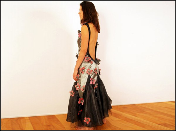 Метеозависимые дизайнерские платья: «Лунное платье»