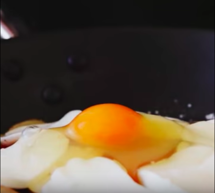 Разбейте яйцо ровно посередине.