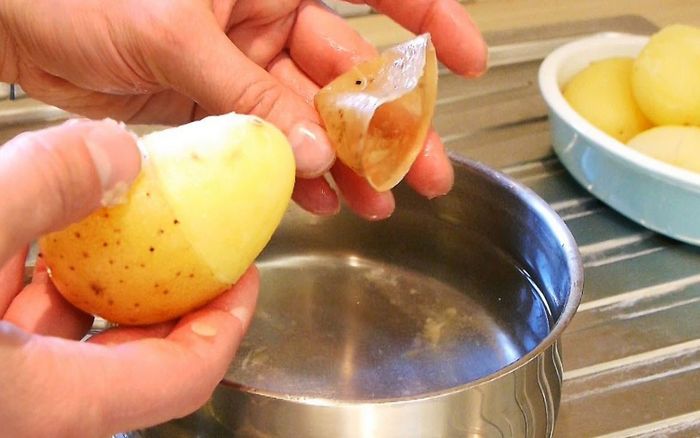 Очень быстрый способ почистить картошку и сохранить ногти в порядке.