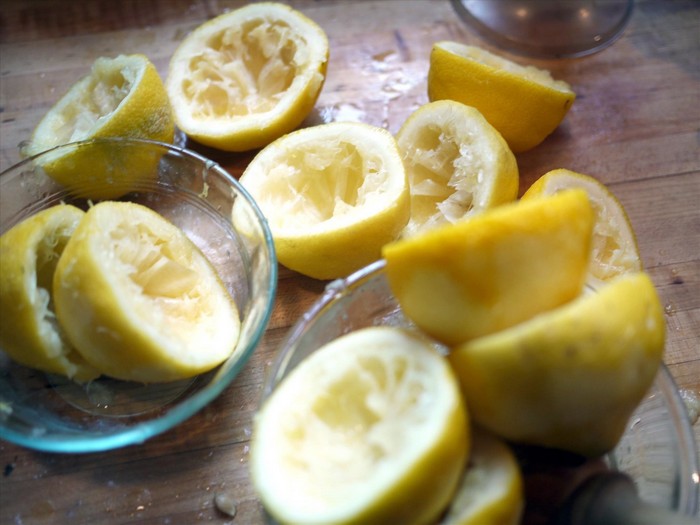 Лимонная кислота уже входит в состав многих средств для посудомоечной машинки.