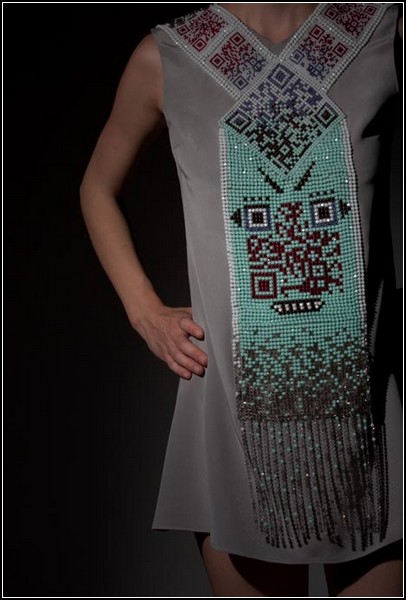 Платье «QR U?» с матричным кодом в этно-стиле 