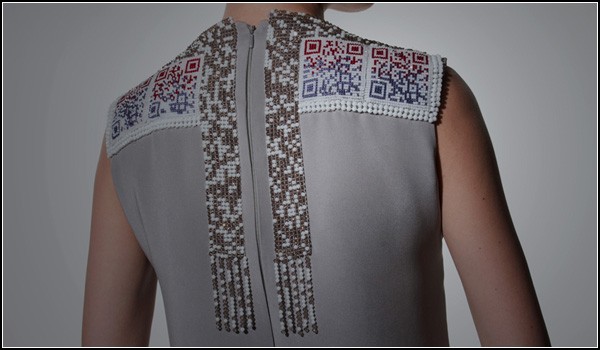 Платье «QR U?» с матричным кодом в этно-стиле