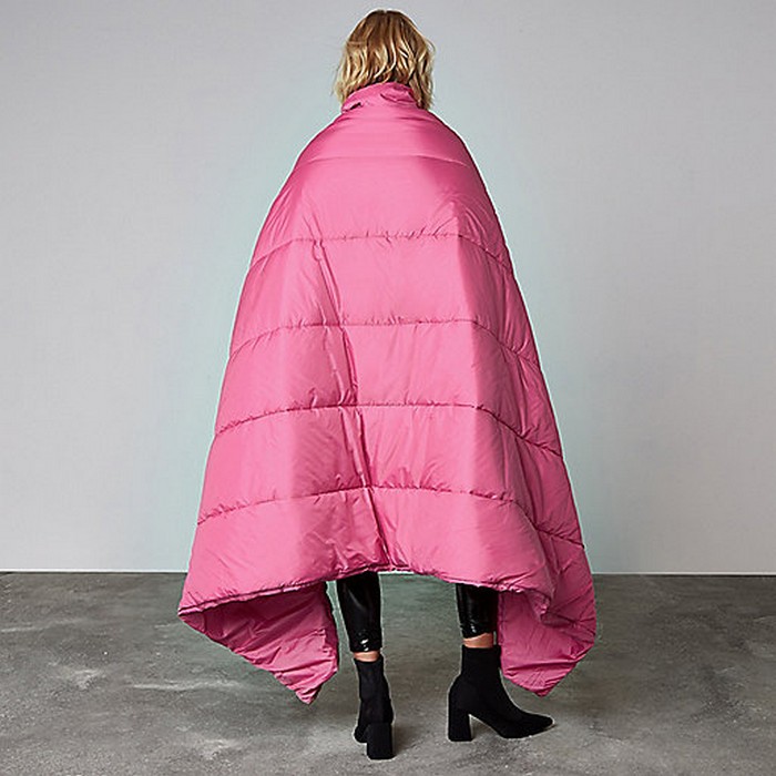 Куртка-трансформер со «встроенным» одеялом не даст замёрзнуть.