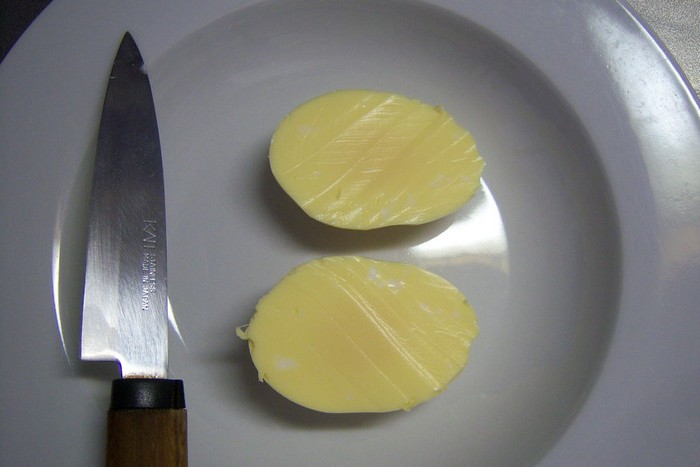 Как приготовить «золотые яйца» или яичницу-болтунью в скорлупе