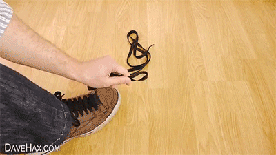 Завязываем шнурки без помощи рук.