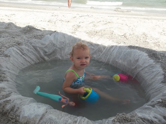 Детский бассейн на пляже или приусадебном участке.