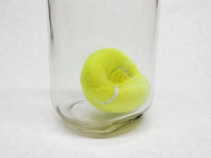 На спор: как поместить теннисные мячи в бутылку с узким горлом
