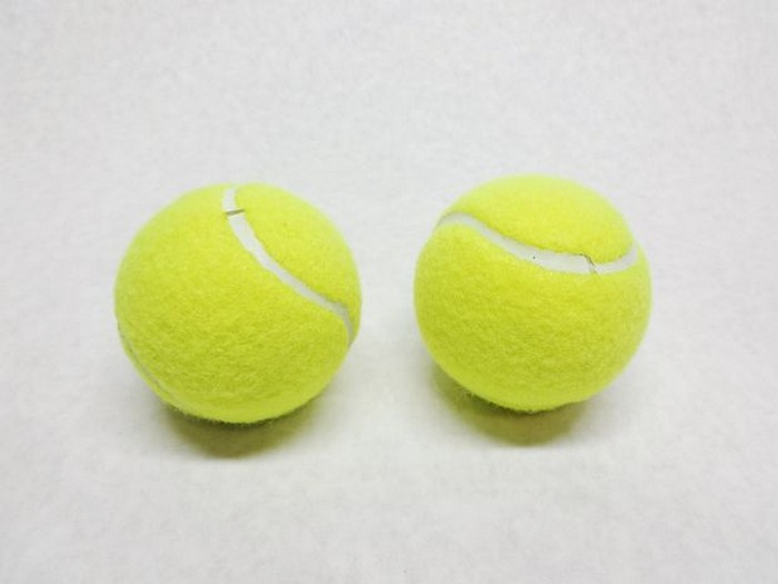 На спор: как поместить теннисные мячи в бутылку с узким горлом