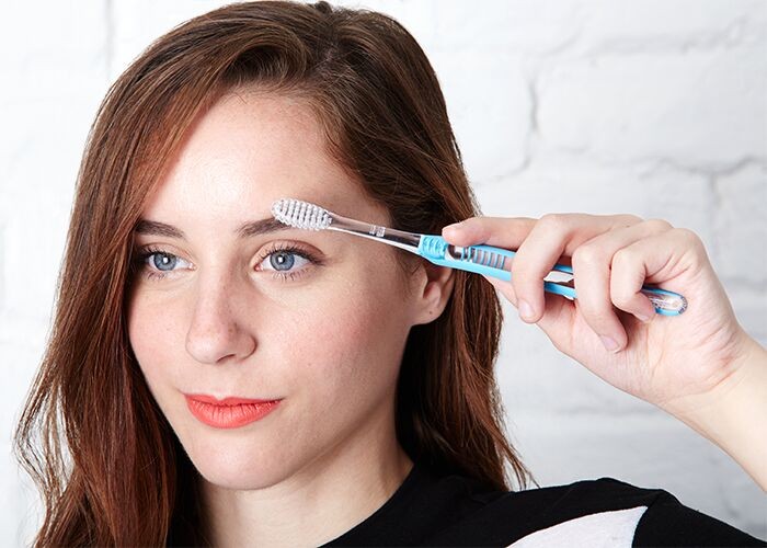 15 неожиданных вещей, которые можно почистить зубной щёткой 