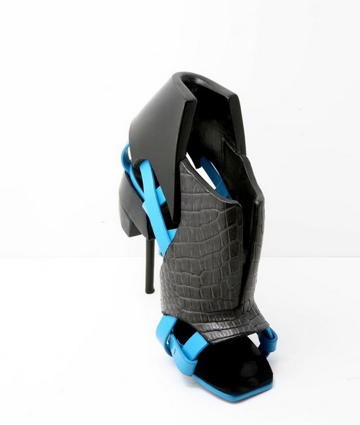   «Модернизированная» обувь от дизайнера-постмодерниста