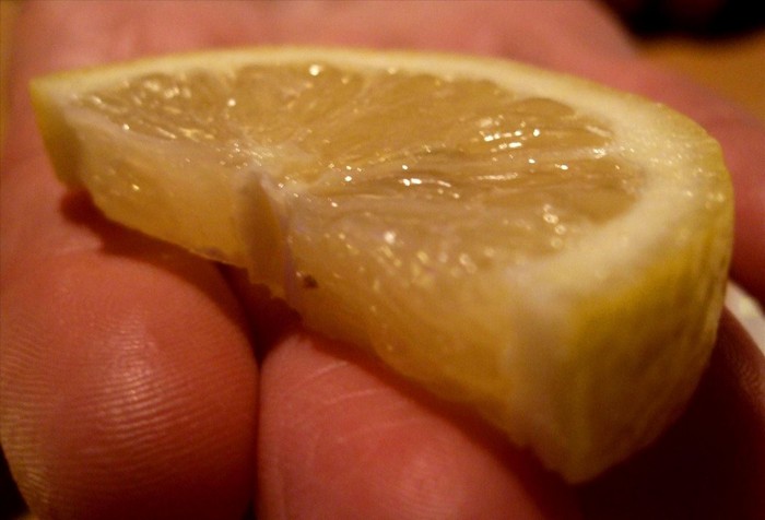 Устраняем неприятные запахи после готовки: лимонный сок.