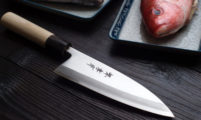 Японец показал весьма оригинальный способ, как быстро заточить ножи без специального камня 