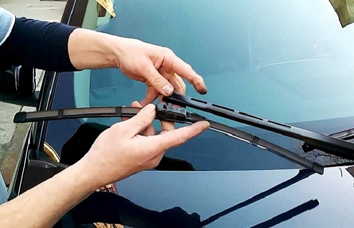 Знание причин выхода дворников из строя позволит их реже менять. Фото: car-stile.ru