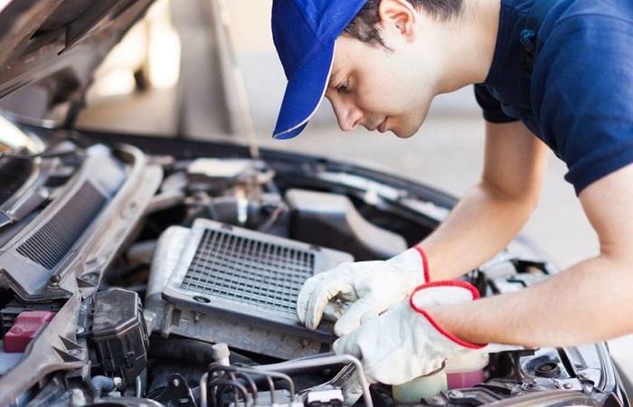 Какие ошибки водителя ведут к поребоям в работе двигателя? Фото: autorepair57.ru