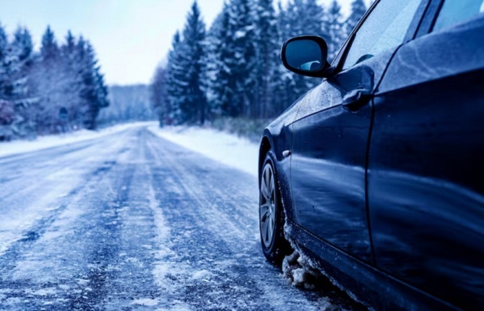 Зимняя дорога ошибок не прощает. Фото: freepik.com