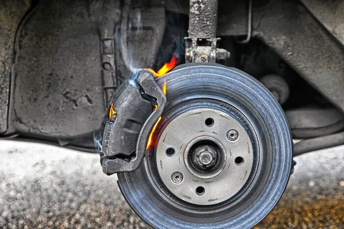 Зазубрины и неровность выдают поддельные тормозные колодки. Фото: avtoindustriya.com Зазубрины и неровность выдают поддельные тормозные колодки. Фото: avtoindustriya.com