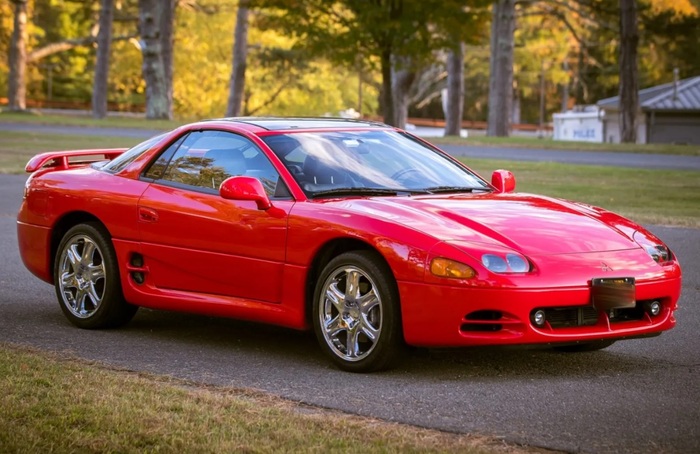 Mitsubishi 3000GT обладает мощным ускорением и хорошим сцеплением с дорогой
