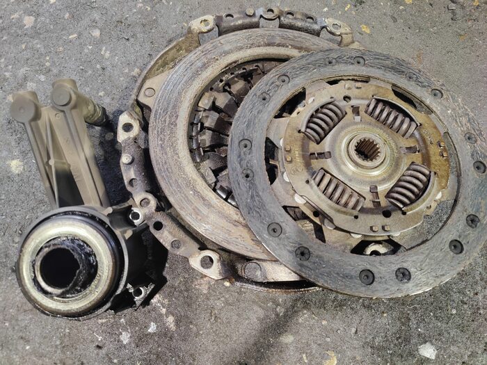 Характерный запах часто появляется при пробуксовке сцепления. Фото: ford-robot.ru