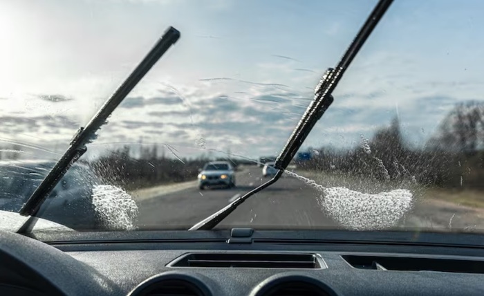 При недостатке тока щетки дворников могут двигаться рывками. Фото: freepik.com При недостатке тока щетки дворников могут двигаться рывками. Фото: freepik.com