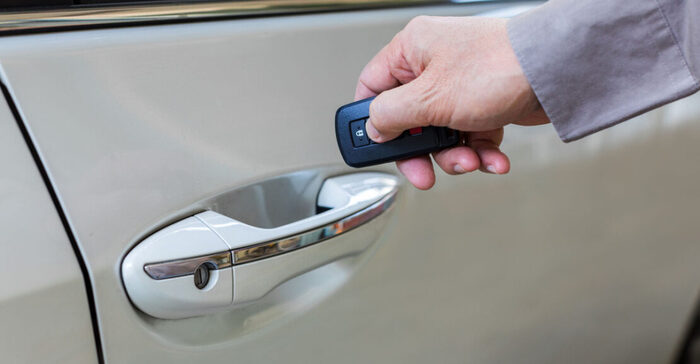 Бесключевой доступ в машину обеспечивает пульт