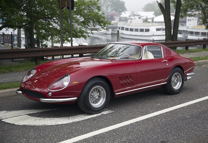 Мотор 1967 Ferrari 275 ГТБ/4 выдавал мощность 300 л. с. Мотор 1967 Ferrari 275 ГТБ/4 выдавал мощность 300 л. с.