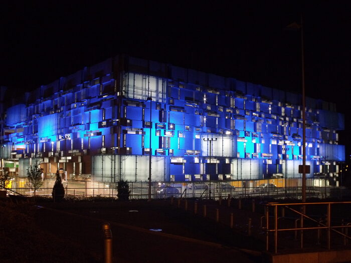 Свечение куба Millennium Point