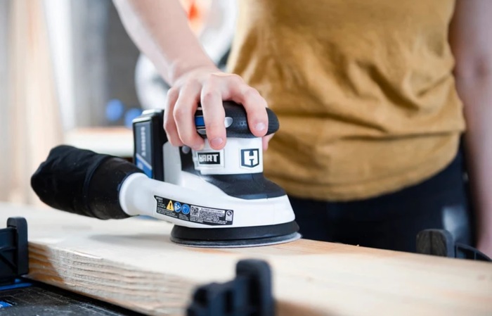Орбитальная шлифмашина готовит древесину под прозрачные покрытия