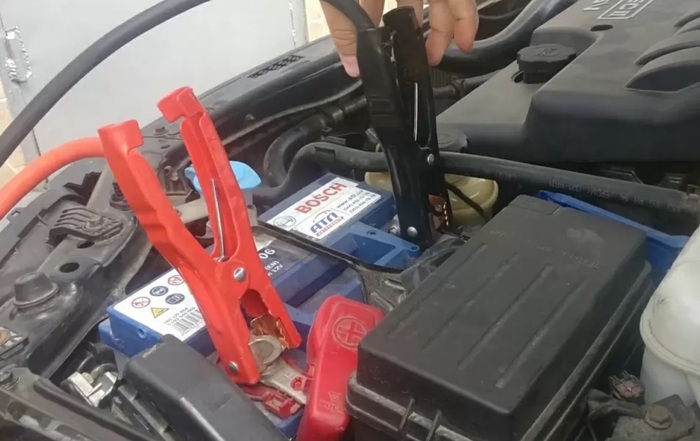 «Прикуривание» аккумулятора от другого автомобиля. Фото: rusvolvo.ru «Прикуривание» аккумулятора от другого автомобиля. Фото: rusvolvo.ru