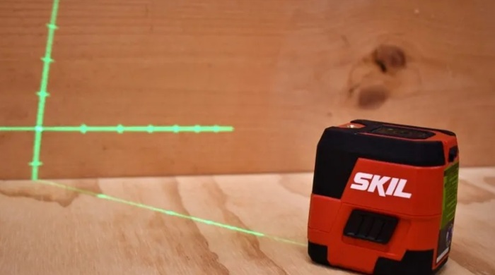 Уровень точно размечает вертикали и горизонтали