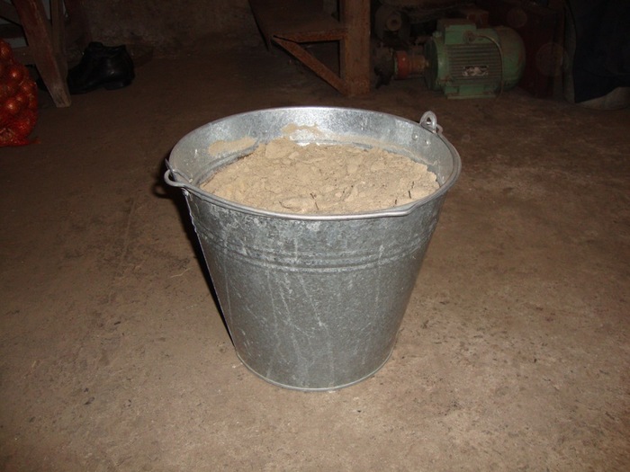 Ведро с песком в гараже не помешает Ведро с песком в гараже не помешает