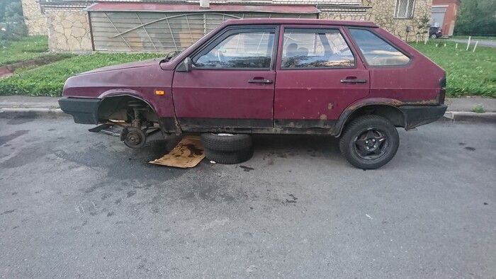 Штраф за ремонт машины во дворе составляет 500 рублей