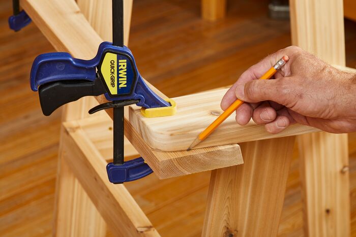 Зажимы позволяют надежно фиксировать детали