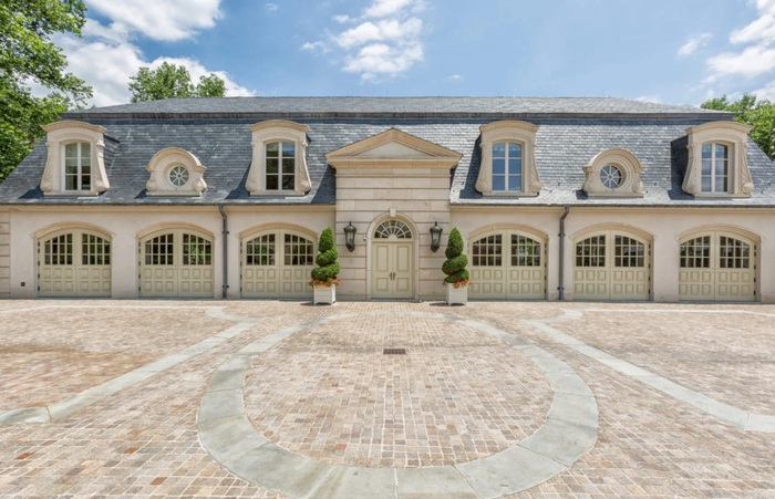 В гараже могут разместиться дюжина автомобилей