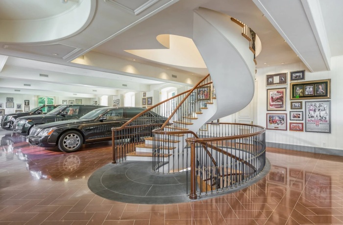 Автомобили находятся в просторном помещении, напоминающем музей