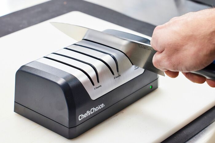 Использование электрической точилки для ножа