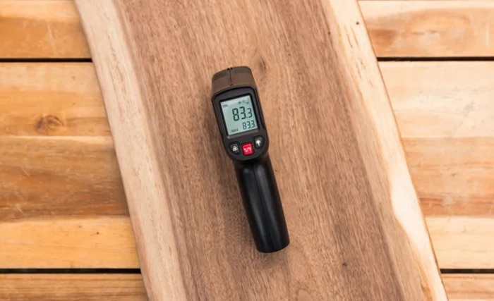 Пирометр контролирует температуру заготовки