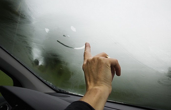 Запотевание стекол внутри автомобиля/ Фото: avaruosad.ee