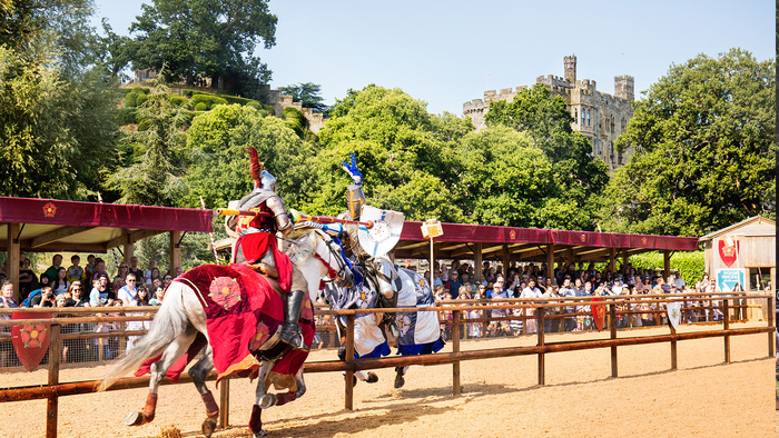 Рыцарский турнир у стен цитадели/ Фото: warwick-castle.com