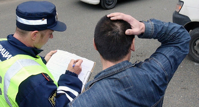 Общение полицейского с участником ДТП/ Фото: drivenn.ru