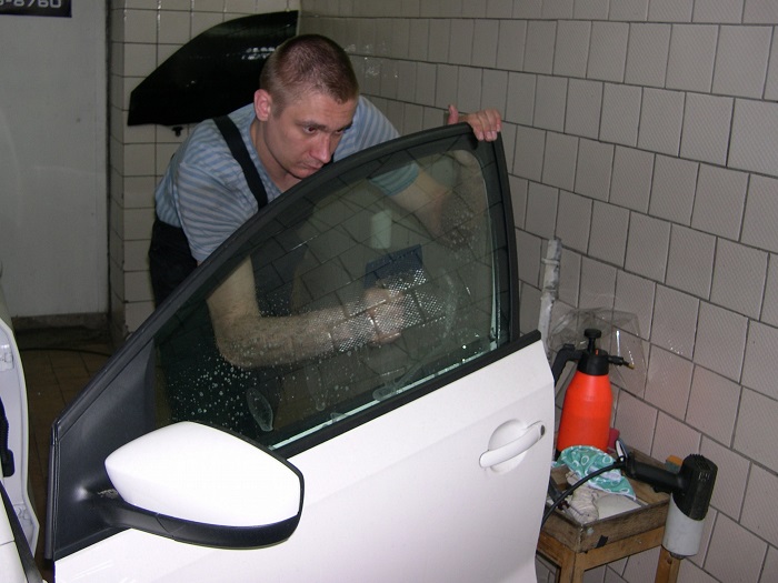 Нанесение бронированной пленки на автомобильные стекла/ Фото: drive2.ru