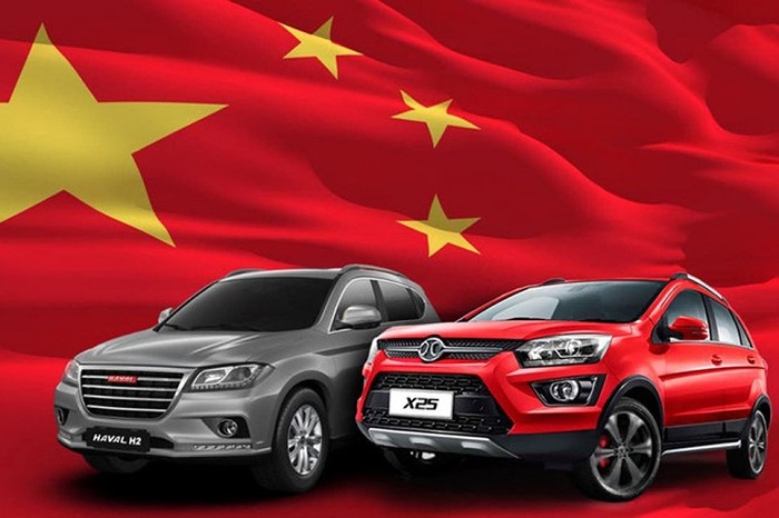 Автомобили из КНР на фоне китайского флага/ Фото: drom.ru