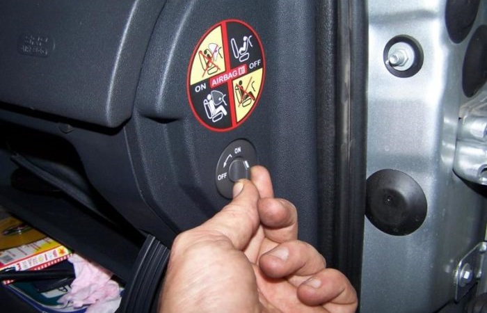 Отключение передней водительской подушки безопасности/ Фото: bmwclub.ru